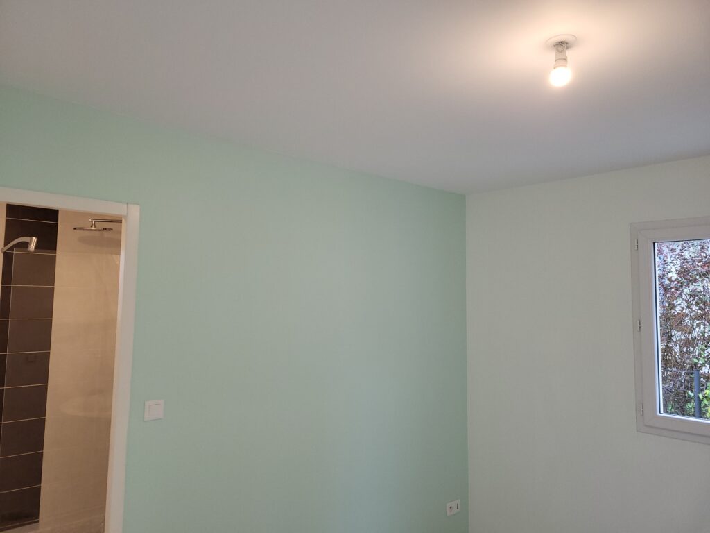chambre vert d'eau PEINTURE RENO artisan peintre, professionnel de la peinture, à proximité de Besançon, travaux de peinture, neuf et rénovation dégâts des eaux murs et plafonds dans le Doubs à Besançon.