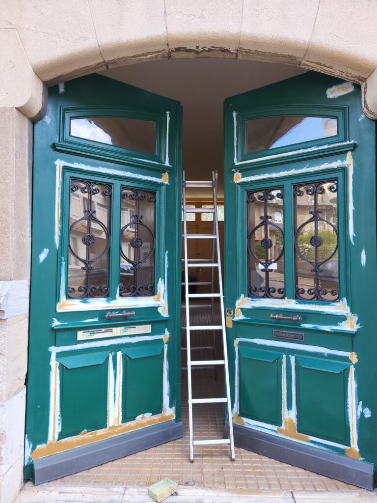 réparation a l'enduit de la porte