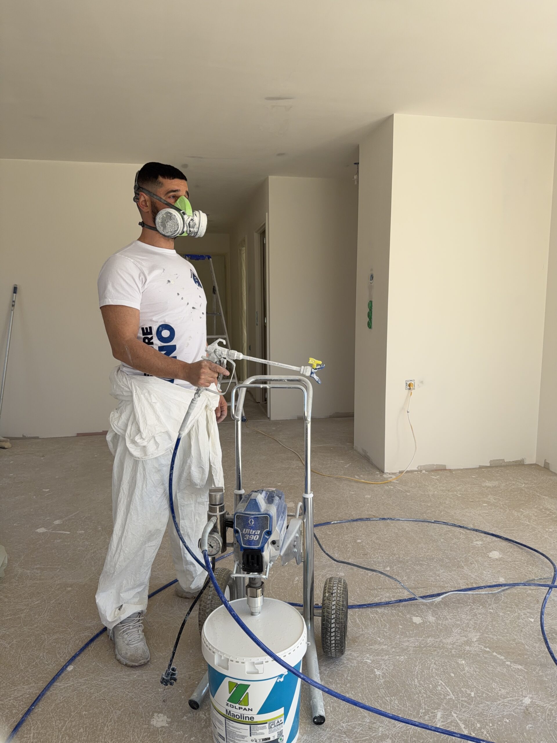 Édouard Curcio, artisan peintre, en plein chantier avec masque de protection