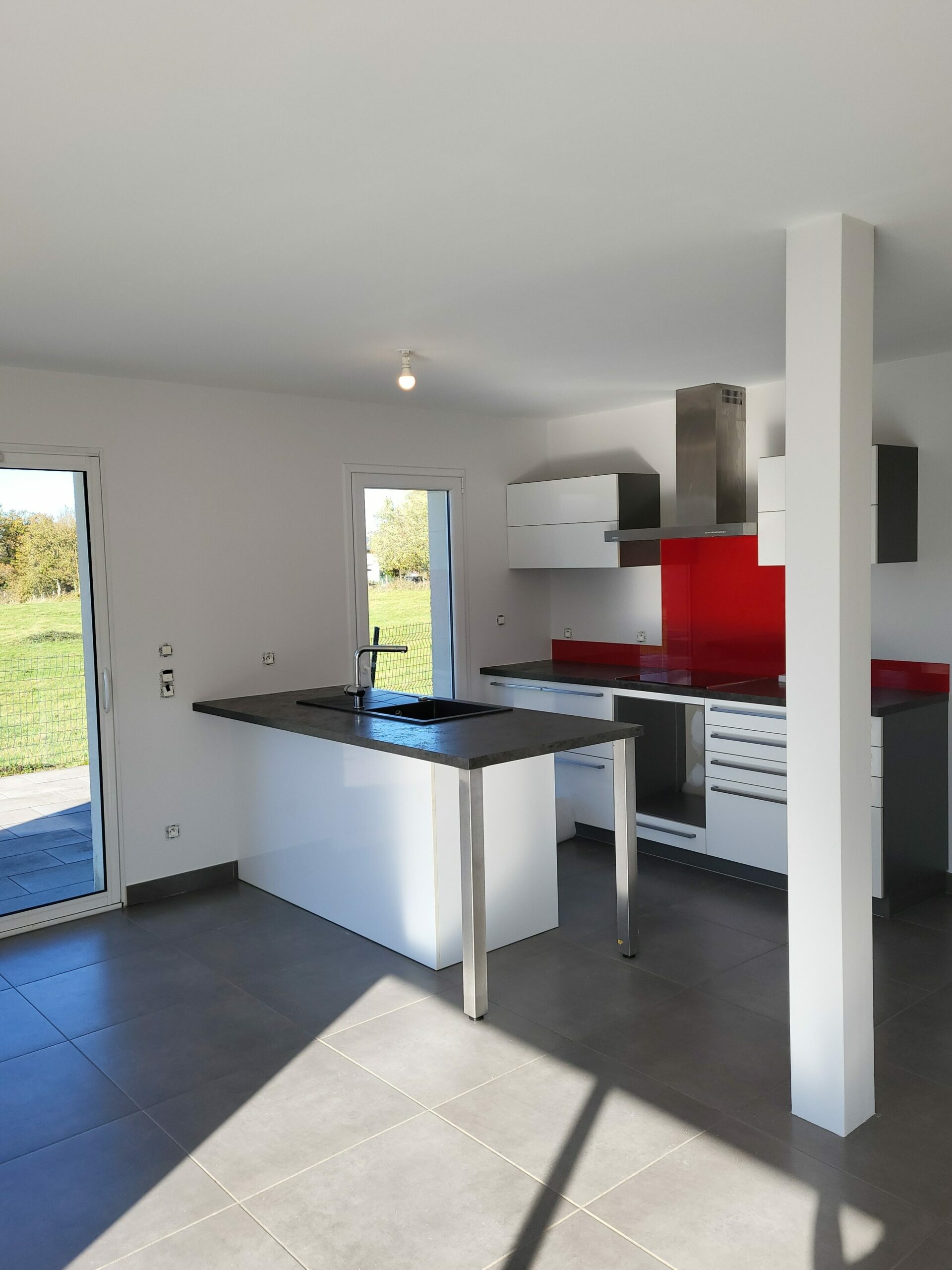 cuisine blanc cassé PEINTURE RENO artisan peintre, professionnel de la peinture à Besançon, peintre en bâtiment, travaux de peinture, neuf et rénovation dégâts des eaux murs et plafonds dans le Doubs à Besançon.