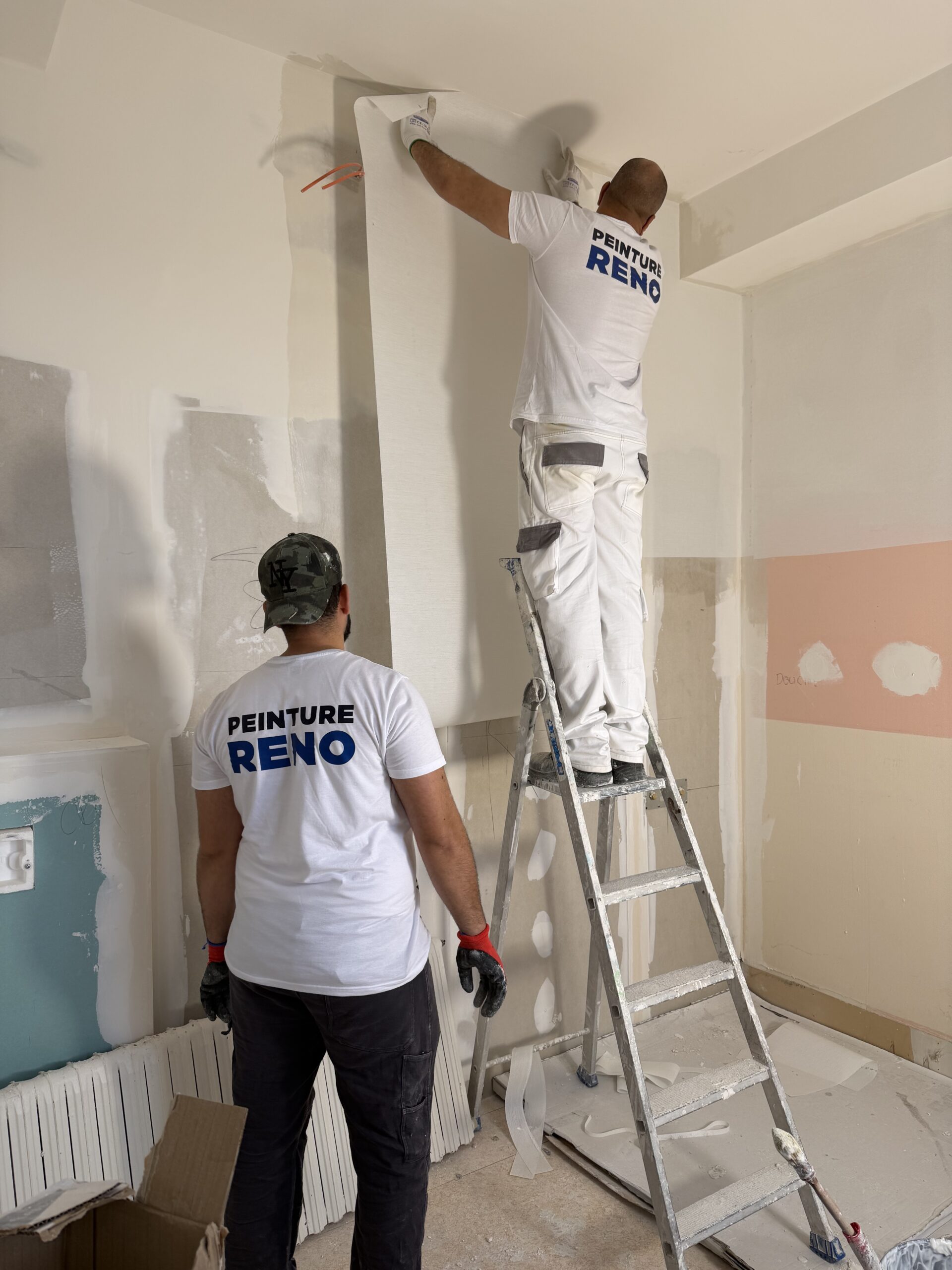 Membre de l'équipe Peinture Reno en intervention