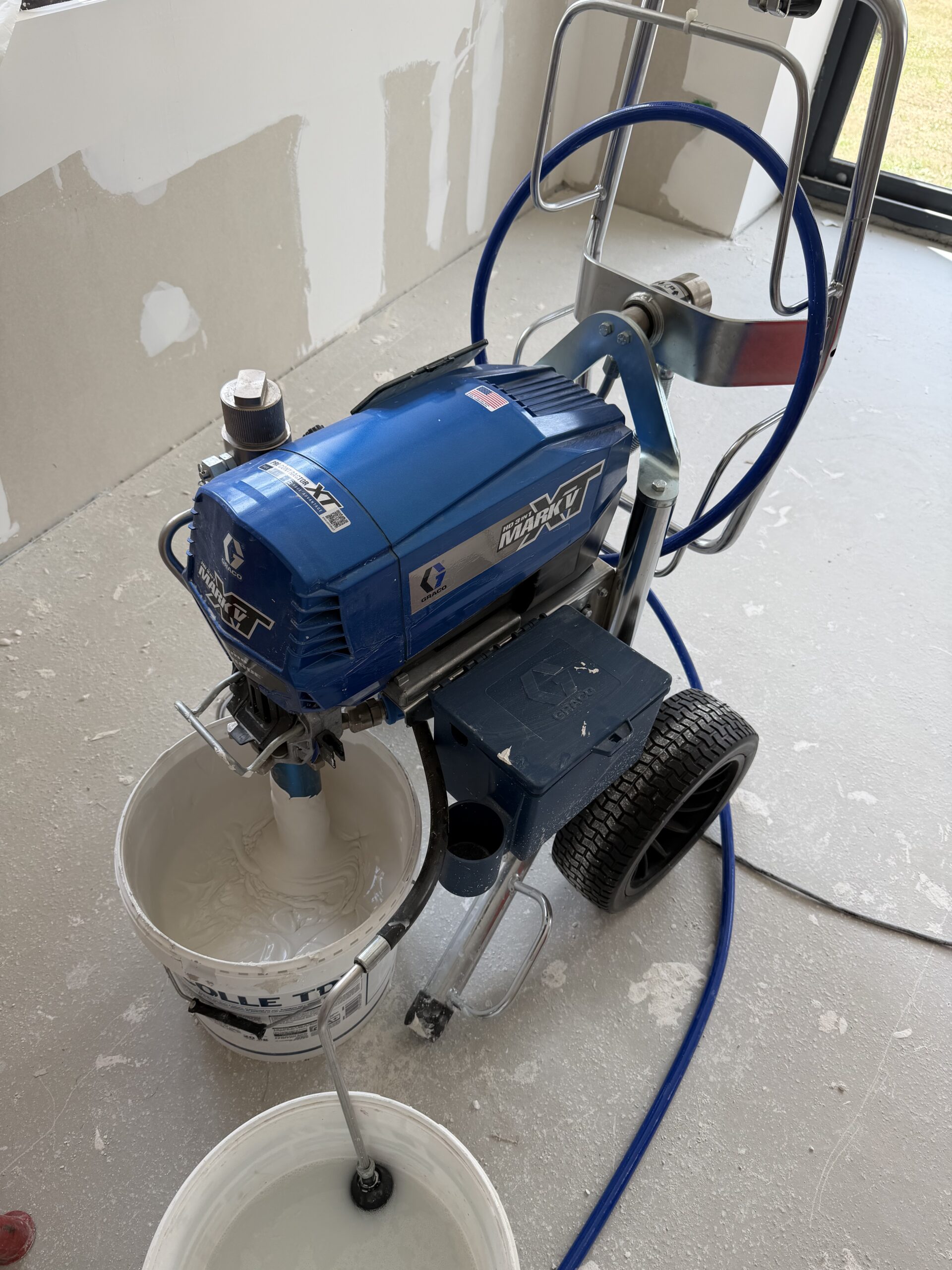 Machine airless utilisée par Peinture Reno pour la projection d'enduit